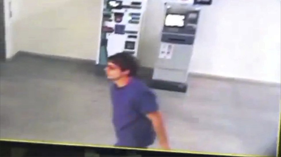 Podle záběrů bezpečnostních kamer útočník zaměstnance konzulátu v Guadalajaře sledoval a následně po něm začal střílet, když vyjížděl z garáží.