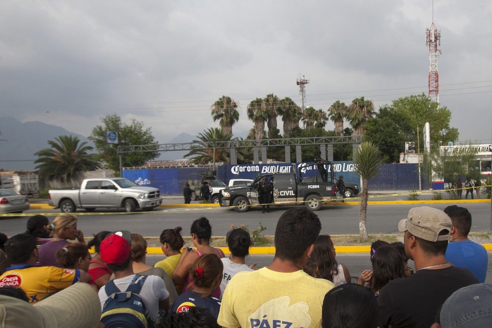 Při střelbě v prodejně mexického pivovaru zemřelo deset lidí.