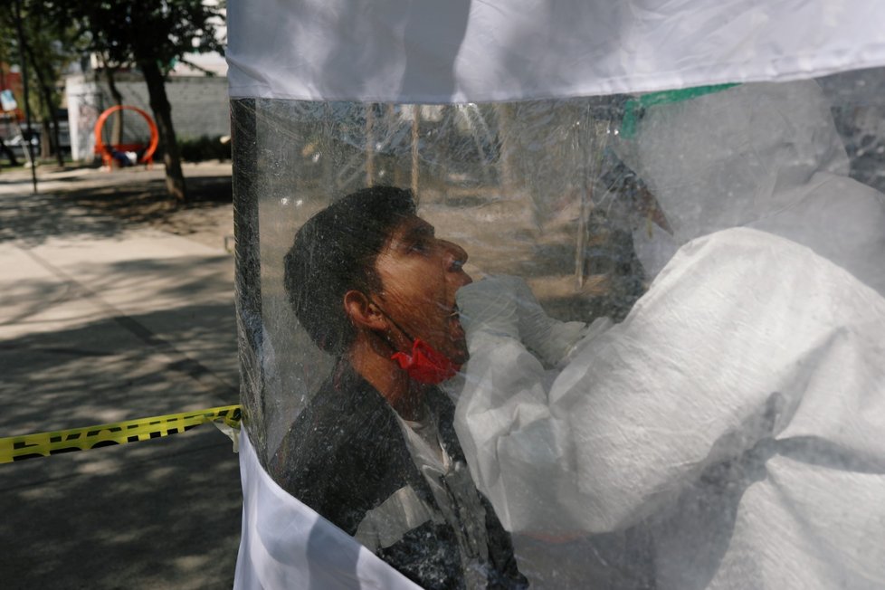 Koronavirus v Mexiku: Nepříjemně probíhající testování na covid-19 zde dělají na odběrovém místě v parku (25.7.2020)