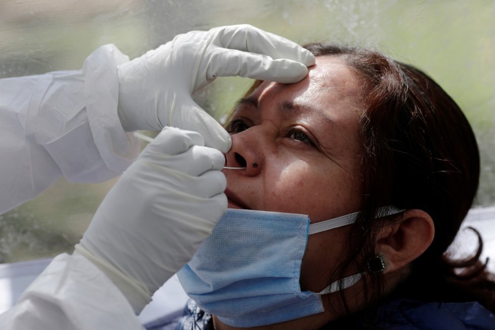 Koronavirus v Mexiku: Nepříjemně probíhající testování na covid-19 zde dělají na odběrovém místě v parku (25.7.2020)