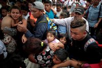 V karavaně migrantů trpí 2300 dětí. Trump chce před „delikventy“ zavřít hranici