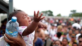 Asi 2000 migrantů ze středoamerických zemí proniklo v sobotu přes hranici z Guatemaly do Mexika.