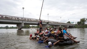 Asi 2000 migrantů ze středoamerických zemí proniklo v sobotu přes hranici z Guatemaly do Mexika.