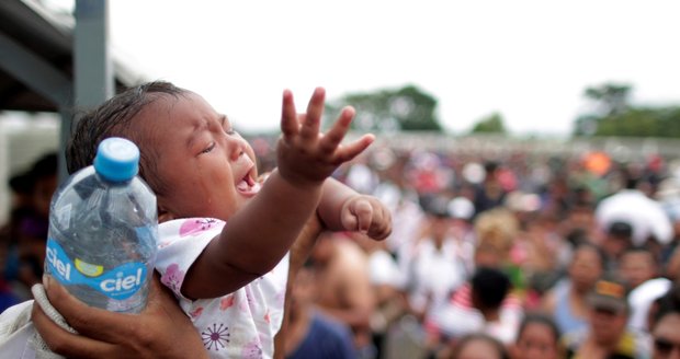 Tisíce migrantů pronikly do Mexika a míří do USA. Trump hrozí uzavřením hranic a vojáky