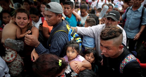 V karavaně migrantů trpí 2300 dětí. Trump chce před „delikventy“ zavřít hranici