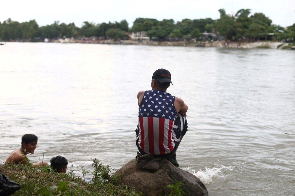 Karavana migrantů pomalu postupuje směrem k USA.