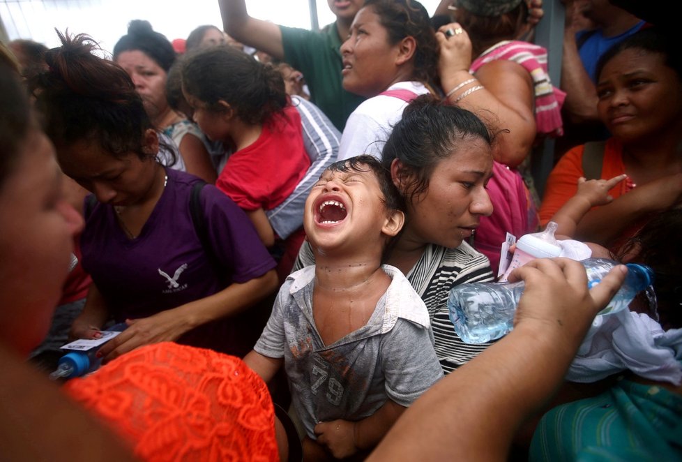 Asi 2000 migrantů ze středoamerických zemí proniklo v sobotu přes hranici z Guatemaly do Mexika