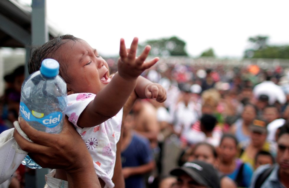 Asi 2000 migrantů ze středoamerických zemí proniklo v sobotu přes hranici z Guatemaly do Mexika