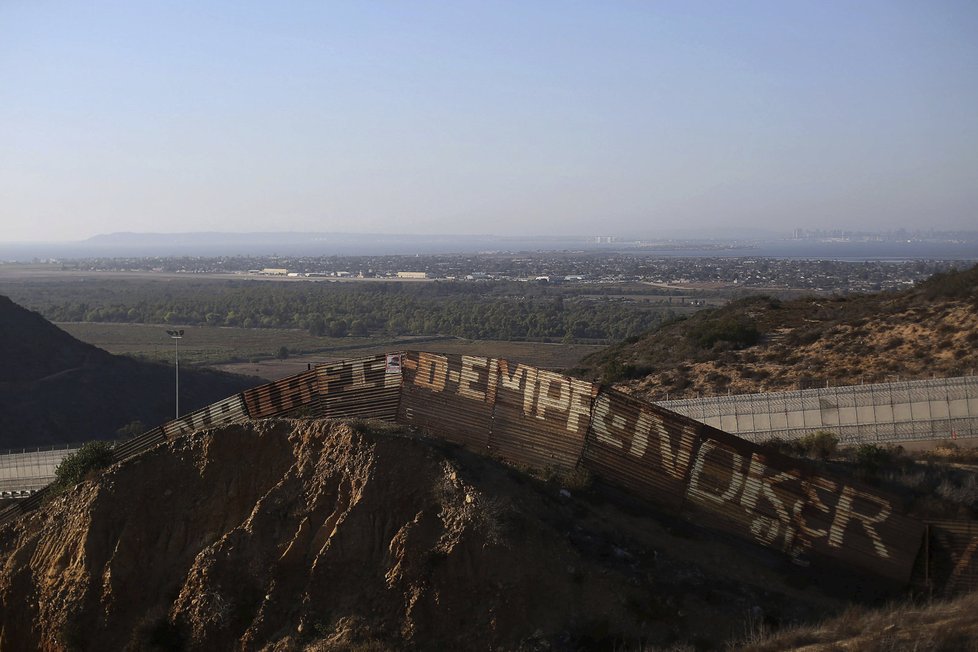 Zeď na americko-mexických hranicích