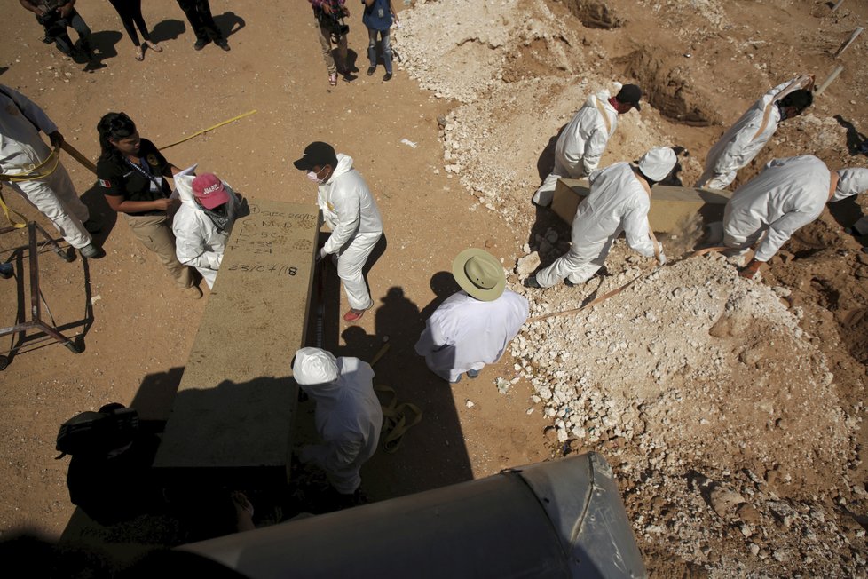 Hromadných hrobů je v Mexiku mnoho. Některé vytváří místní gangy. Jiné úřady, když pohřbívají oběti jejich válek.