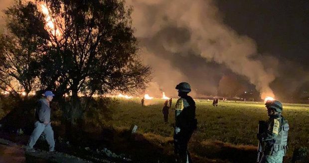 Kradli benzin z potrubí. 85 lidí zemřelo po explozi v Mexiku, zraněné je i dítě