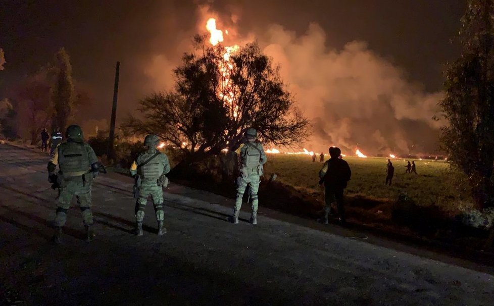 Po explozi poškozeného palivového potrubí zemřely v Mexiku desítky lidí (19. 1. 2019)