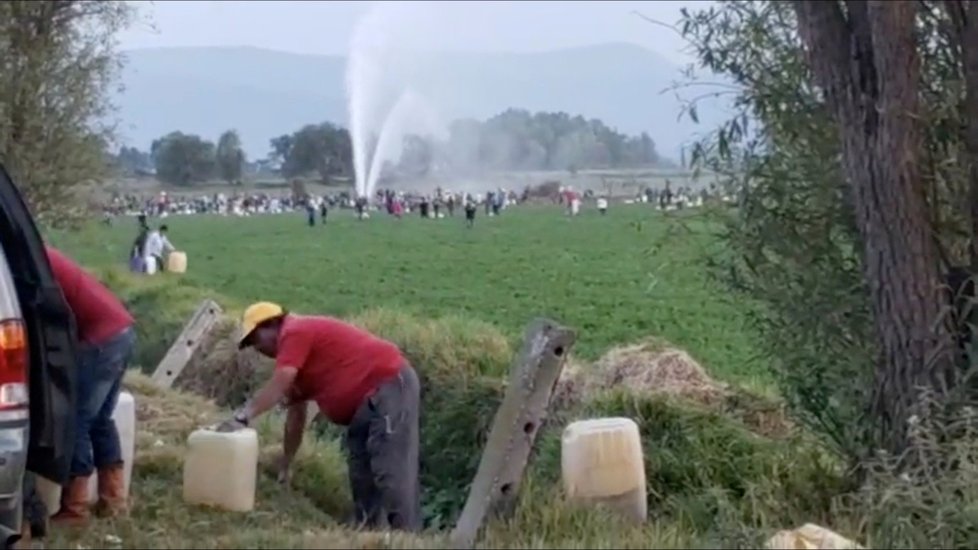 Po explozi poškozeného palivového potrubí zemřely v Mexiku desítky lidí (19. 1. 2019)