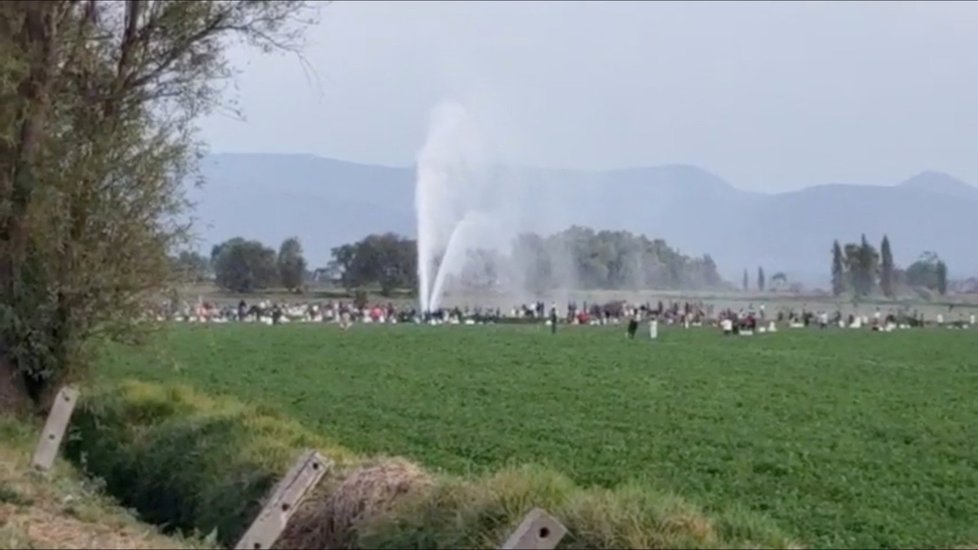 Po explozi poškozeného palivového potrubí zemřely v Mexiku desítky lidí (19. 1. 2019)