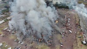 V Mexiku vybuchla továrna na pyrotechniku, exploze si vyžádala nejméně 16 obětí.