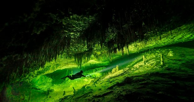 Snímky jako z jiného světa: Fotograf zachytil podmořské jeskyně na Yucatánu