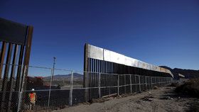 John Kelly doufá, že zeď na hranici s Mexikem bude do dvou let.