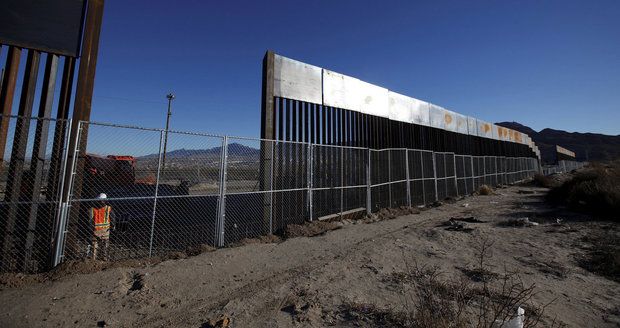 Zeď na hranici s Mexikem bude stát do dvou let, doufá ministr Kelly