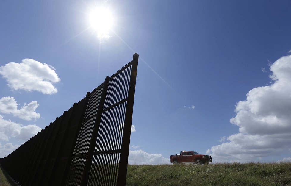 Mexiko nehodlá platit, zeď na hranicích si mají financovat USA.