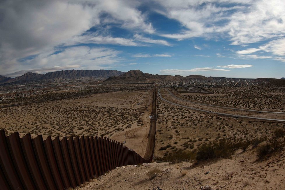 Mexiko nehodlá platit, zeď na hranicích si mají financovat USA.