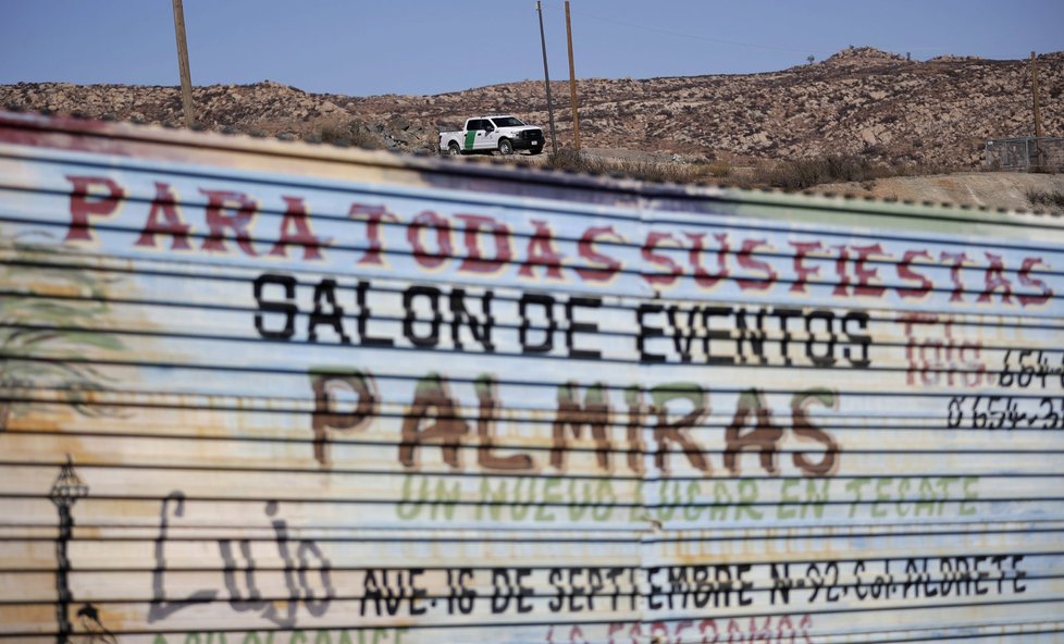 Reklama napsaná na zdi na mexicko-americké hranici