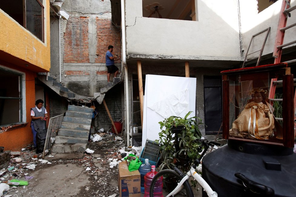Mexiko, které se snaží vzpamatovat z úterního ničivého zemětřesení, zasáhly otřesy i oba víkendové dny