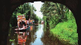 Podmáčená metropole Mexika aneb Plavba lodí po historických kanálech Xochimilca Podmáčená metropole Mexika aneb Plavba lodí po historických kanálech Xochimilca