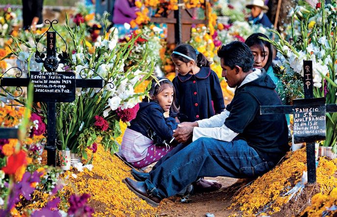 „Día de los Muertos“ (Den mrtvých neboli Dušičky) je především rodinný svátek. „Día de los Muertos“ (Den mrtvých neboli Dušičky) je především rodinný svátek.
