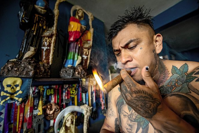 Vykuřování tabákem, kadidlem nebo marihuanou je jednou z nejběžnějších obětin, kterými věřící smrtku uctívají