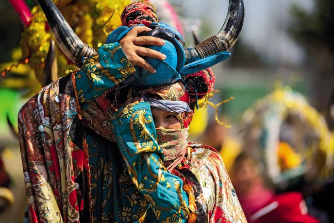 I když vypadají kostýmy na všech afromestických karnevalech na první pohled podobně, ze vzoru jejich pestré látky a délky i tvaru pláště se dá okamžite poznat, ze které vesnice převlek pochází