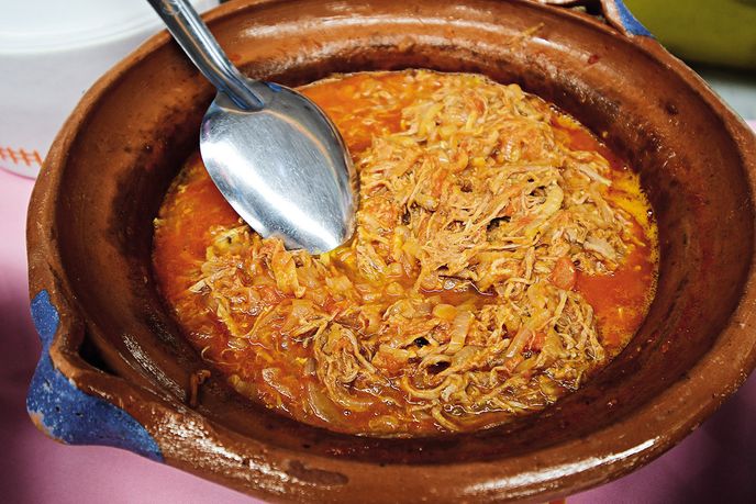 Cochinita pibil je yucatánská specialita z trhaného vepřového s achiote a citrusy