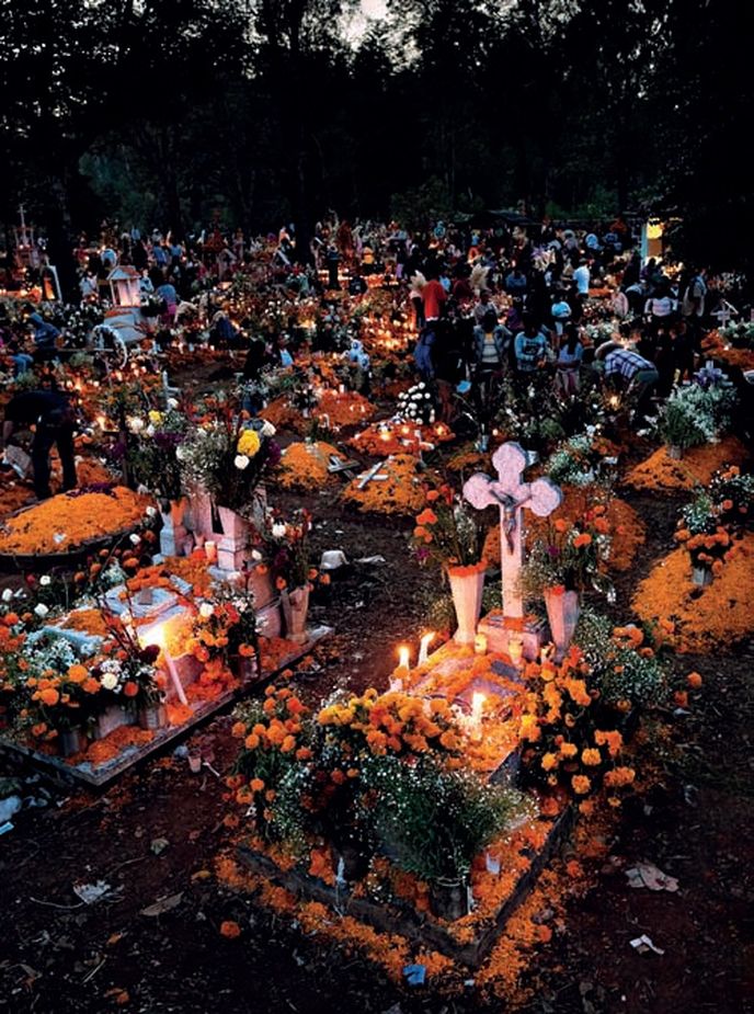 Soumrak na hřbitově ve vesnici Tzurumútaro (stát Michoacán) Soumrak na hřbitově ve vesnici Tzurumútaro (stát Michoacán)