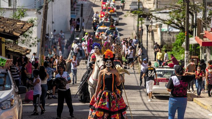 Kult Santa Muerte v posledních letech nabyl takové popularity, že průvody na její oslavu začínají být k vidění po celém Mexiku