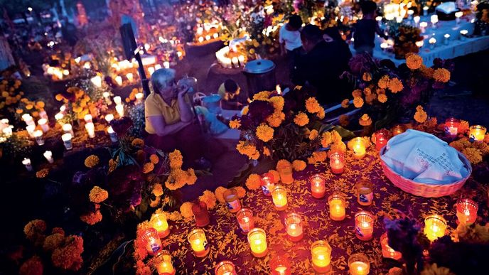 Noc na hřbitově v Tzintzuntzanu (stát Michoacán) Noc na hřbitově v Tzintzuntzanu (stát Michoacán)