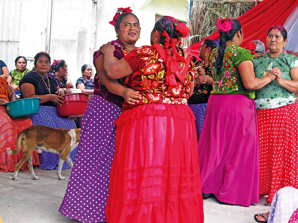 Fiesta je příležitost k tanci, ovšem jen žen mezi sebou, muži si zatím netroufají.