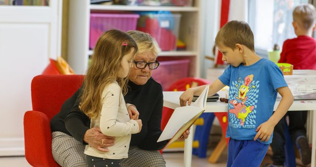 Vědkyně Eva (83) je čtecí babička: Dříve zkoumala epilepsii, teď dělá radost dětem
