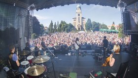 Bohnice v obležení. Takto to vypadá rok co rok v Bohnicích díky festivalu Mezi ploty. (ilustrační foto)