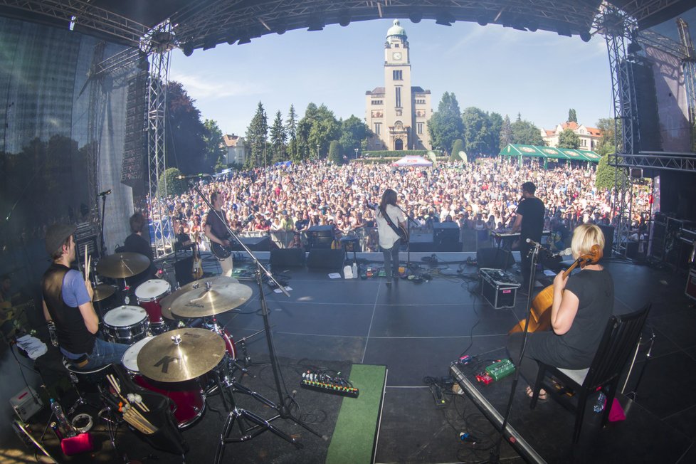 V areálu Psychiatrické nemocnice Bohnice se každoročně odehrává i hudební festival Mezi Ploty.