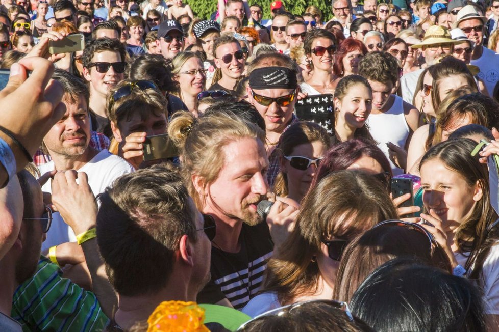 Bohnice v obležení. Takto to vypadá rok co rok v Bohnicích díky festivalu Mezi ploty. (ilustrační foto)