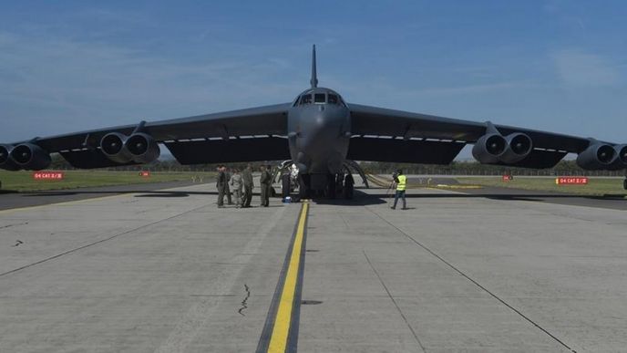 Mezi statickými ukázkami na Dnech NATO 2015 je největším lákadlem americký strategický bombardér B-52 Stratofortress