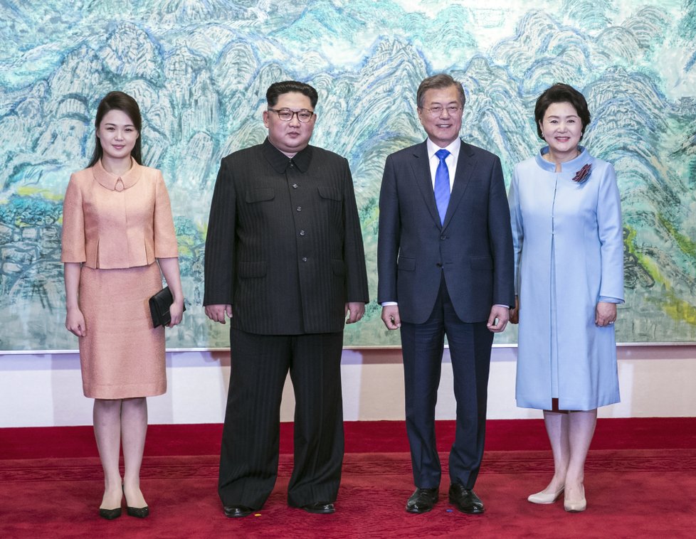 Na slavnostní banket korejské vůdce doprovodily jejich manželky.