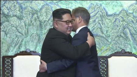 Mun Če-in a Kim Čong-un v objetí.