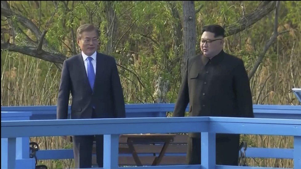 Mun Če-in a Kim Čong-un na procházce