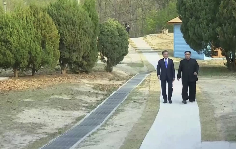Mun Če-in a Kim Čong-un na procházce