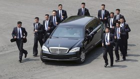 Kim Čong-una a jeho delegaci chrání početná ochranka.