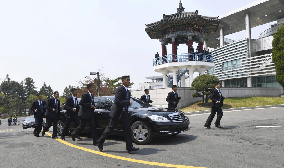 Kim Čong-una a jeho delegaci chrání početná ochranka.