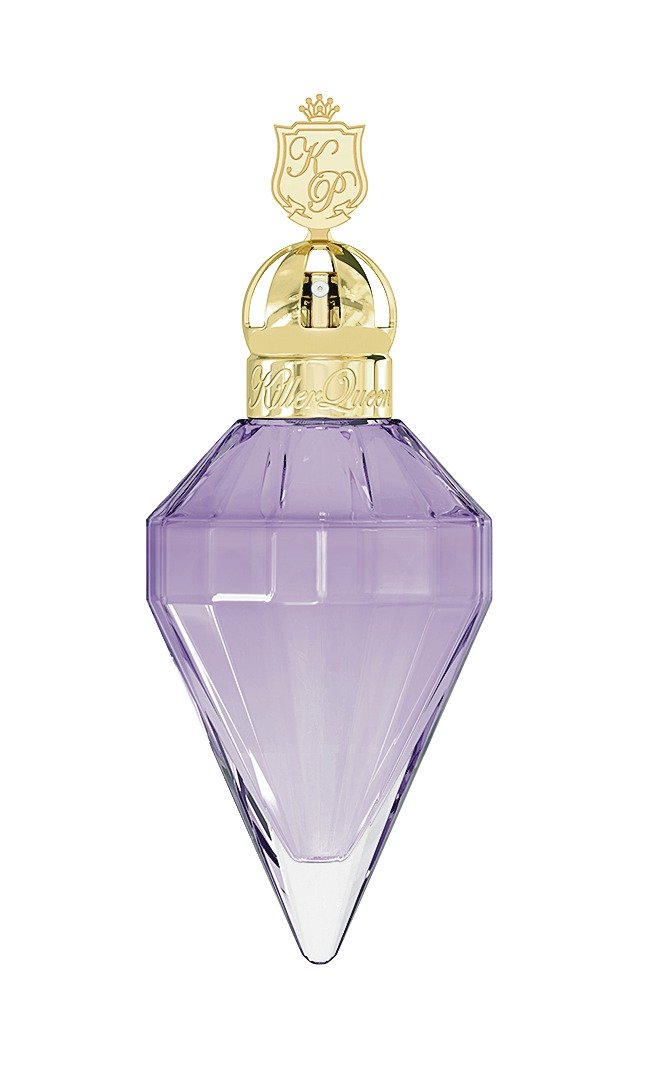 Voňavý zážitek - Potěšte svou milou ovocně-květinovou vůni. Překvapte ji parfémem Katy Perry Killer Queen Eau So Sheer, který je koktejlem purpurové švestky, ostružin, černého bezu a šeříku. O zážitek z vůně se postará i základ z tónů pačuli a pralinky. Cena za 30 ml: 499 Kč