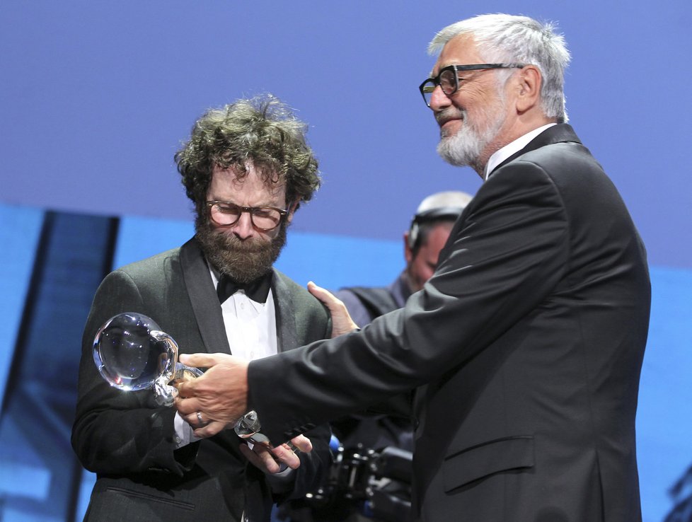Scenárista Charlie Kaufman převzal křišťálový glóbus za přínos světové kinematografii.