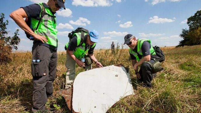 Mezinárodní tým vyšetřovatelů na místě pádu letu MH17