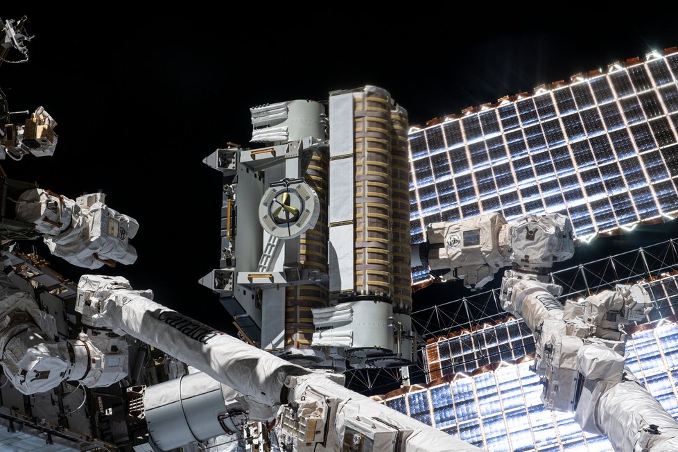 Zabalené panely iROSA u ISS